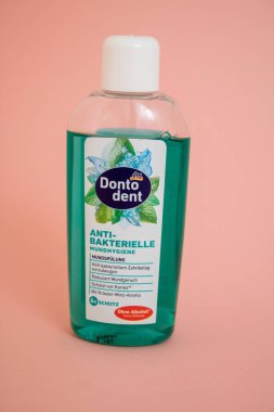 Neckargemuend, Almanya: 4 Ocak 2021: Alman Kurutucu Pazarı için yapılmış bir şişe ağız gargarası 