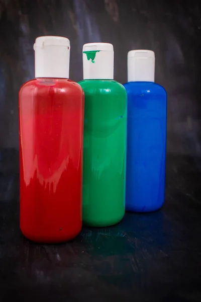 Три Бутылки Акриловой Краски Порядке Красный Зеленый Синий Основные Цвета — стоковое фото
