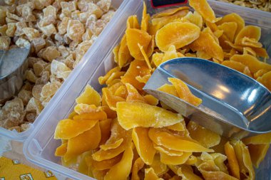 Fransız ürünleriyle dolu bir gurme pazarında şekerli meyve.