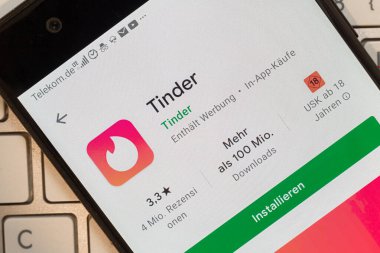 Neckargemuend, Almanya: 6 Mayıs 2021: Tinder uygulamasının uygulama simgesi telefon ekranının üst görünümündeki bir uygulama mağazasında, İllüstrasyon Editörü.