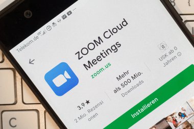Neckargemuend, Almanya: 6 Mayıs 2021: Zoom bulutlarının uygulama simgesi telefon ekranının üst görünümündeki bir uygulama mağazasında uygulamayla buluşuyor, İllüstrasyon Editörü.