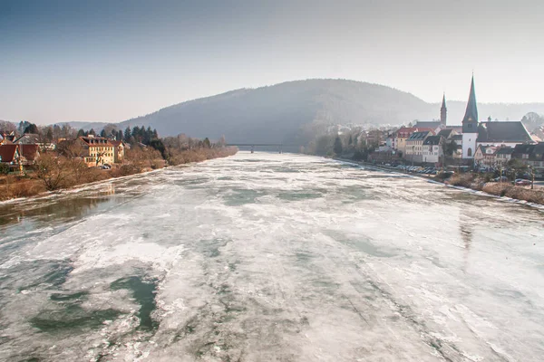 Soğuk bir kış gününde, Neckar nehrinde Neckargemuend Almanya 'da nadir buz oluşmaktadır.
