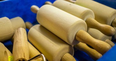 Bölgesel bir pazarda ev eşyaları satan bir tezgahta birkaç tahta raptiye var.