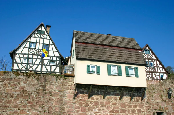 Altes Haus Über Mittelalterlicher Stadtmauer Neben Zwei Fachwerkhäusern Hirschhorn Süddeutschland — Stockfoto