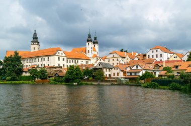 Telc şehri Panorama 'nın çevresindeki nehirden bulutlu gökyüzü görünüyor. Çek Cumhuriyeti 'nin güneyindeki Telc' in tarihi merkezi UNESCO 'nun Dünya Mirası Alanıdır..