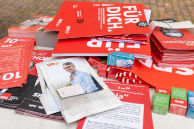 Neckargemuend, Almanya - 11 Eylül 2021: Almanya Sosyal Demokrat Partisi, SPD 'nin kampanya materyalleri, 2021 yılında Almanya Bundestag (federal seçim) seçimleri için bir seçim bilgi standında.