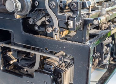 20. yüzyılda Almanya 'da yapılmış tarihi bir mekanik daktilonun detayları..