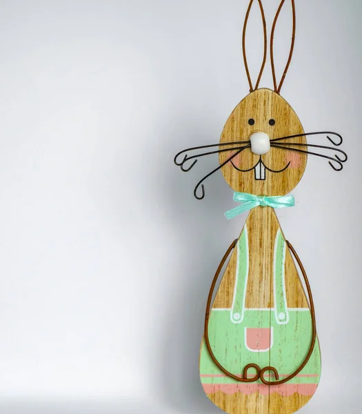 Деревянный Пасхальный Кролик Светлом Фоне Качестве Основы Пасхальной Открытки — стоковое фото