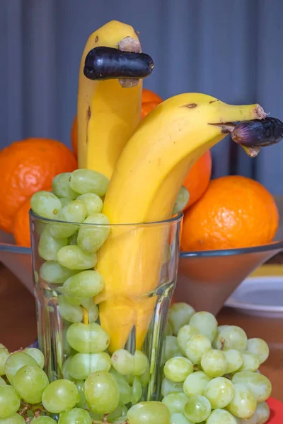 과일이 건강에 간식으로서의 재미있는 바나나 포도가 돌고래로서 그리고 포도와 장식으로서의 — 스톡 사진
