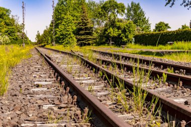Brandenburg, Almanya 'da kullanılmayan bir demiryolu hattının düşük açılı görüntüsü..
