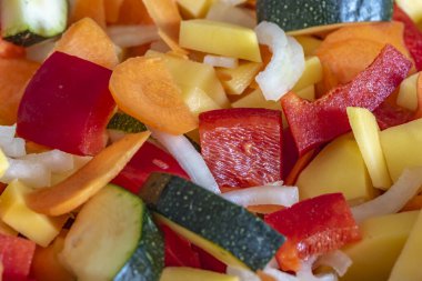 Çiğ taze sebzeler daha fazla işlem için kesilmiş ve karıştırılmış..