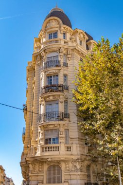 Nice, Fransa 'da tarihi bir evin dekore edilmiş cephesine bakın. Bir Akdeniz kentinin tipik pencerelerini, balkonlarını ve panjurlarını görebilirsiniz..