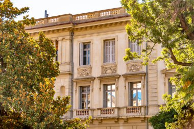 Nice, Fransa 'da tarihi bir evin dekore edilmiş cephesine bakın. Bir Akdeniz kentinin tipik pencerelerini, balkonlarını ve panjurlarını görebilirsiniz..