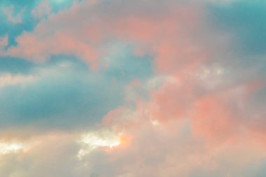 Gökyüzündeki bulutlar, akşam güneşiyle güzelce aydınlatılır ve sizi rüya görmeye ve rahatlamaya davet eder..