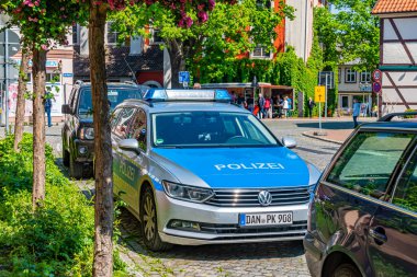 Dannenberg, Almanya - 23 Mayıs 2019: Bir Alman polis arabası ortaçağ kasabasının yol kenarına park edildi.