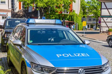 Dannenberg, Almanya - 23 Mayıs 2019: Bir Alman polis arabası ortaçağ kasabasının yol kenarına park edildi.