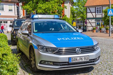 Dannenberg, Almanya - 23 Mayıs 2019: Bir Alman polis arabası ortaçağ kasabasının yol kenarına park edildi.