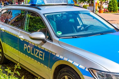 Dannenberg, Almanya - 23 Mayıs 2019: Bir Alman polis arabası ortaçağ kasabasının yol kenarına park edildi.