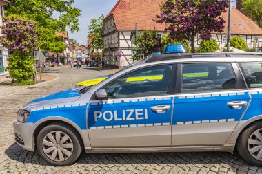 Dannenberg, Almanya - 23 Mayıs 2019: Bir ortaçağ kasabasının yol kenarına park edilmiş iki Alman polis arabası.