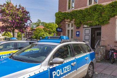 Dannenberg, Almanya - 23 Mayıs 2019: Ortaçağ polis karakolunun önüne park eden iki Alman polis arabası.