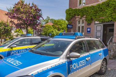 Dannenberg, Almanya - 23 Mayıs 2019: Ortaçağ polis karakolunun önüne park eden iki Alman polis arabası.