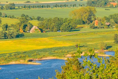 Almanya, Aşağı Saksonya 'daki Elbauen nehrine bakın. Tarlaları, çayırları, ağaçları ve Elbe nehri olan bir manzara görüyorsunuz..