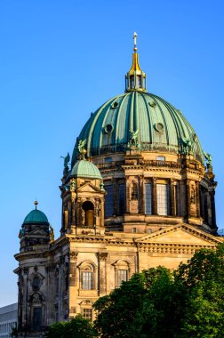 Berlin Kubbesi 'nin bir kısmına bakın. Akşam güneşinde Berlin şehir merkezinde.. 