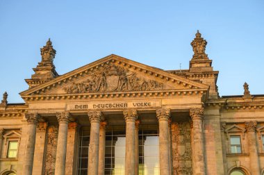 Berlin, Almanya - 17 Haziran 2019: Berlin 'in merkezindeki Alman hükümetinin parlamento binasının ana girişinden ön manzara. Sütunların üstünde Alman halkı duruyordu..
