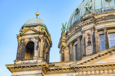 Berlin Kubbesi 'nin bir kısmına bakın. Akşam güneşinde Berlin şehir merkezinde.. 