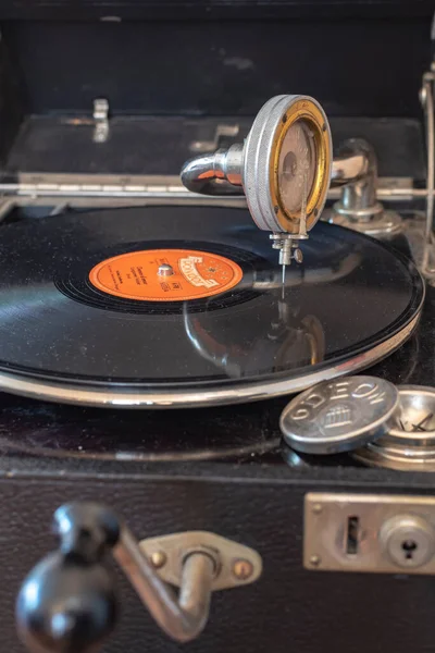 德国柏林 2019年4月1日 1920年代德国奥登公司生产的老式留声机的部件 包括一个唱片架 一个板针盒和驱动曲柄 — 图库照片