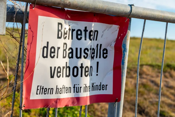 围栏处的建筑工地标牌 德文意思是 禁止进入建筑工地 父母对自己的孩子负责 — 图库照片