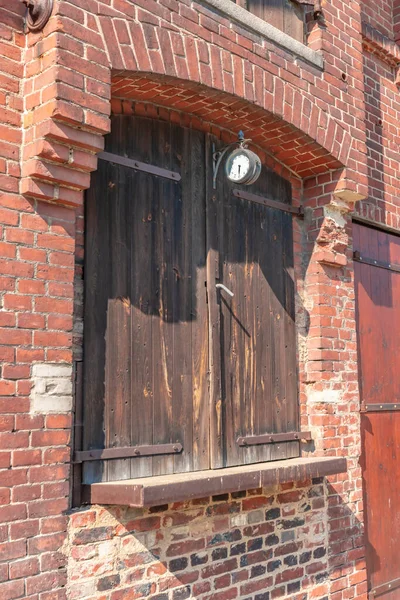 Vista Detallada Fachada Ladrillo Una Antigua Granja Con Reloj Puertas — Foto de Stock