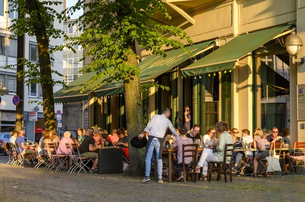 Berlin Deutschland Juni 2019 Gäste Essen Und Trinken Einem Restaurant — Stockfoto