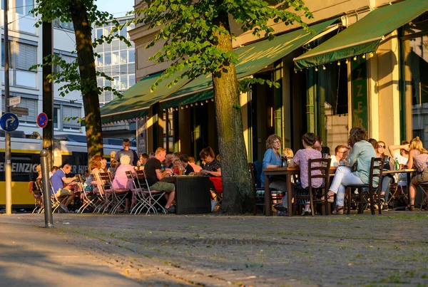 Berlin Deutschland Juni 2019 Gäste Essen Und Trinken Einem Restaurant — Stockfoto