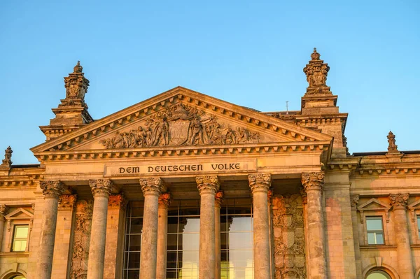 Berlin, Almanya - 17 Haziran 2019: Berlin 'in merkezindeki Alman hükümetinin parlamento binasının ana girişinden ön manzara. Sütunların üstünde Alman halkı duruyordu..