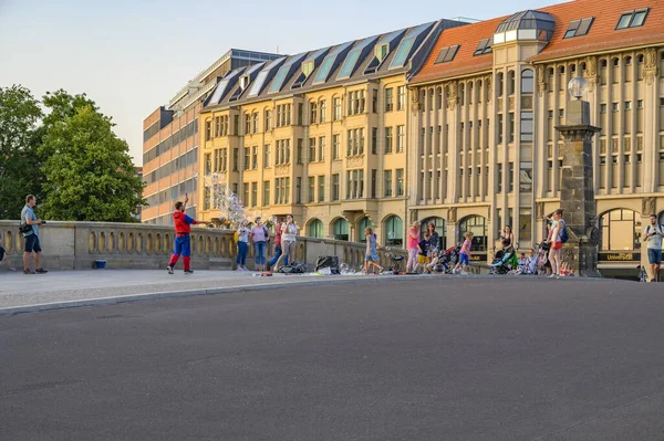 Berlin Allemagne Juin 2019 Artiste Rue Divertit Son Public Une — Photo