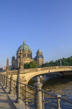 Berlin, Almanya - 17 Haziran 2019: Spree nehri ve Friedrichs Köprüsü üzerinden Berlin Katedrali 'ne bakın..