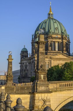Berlin, Almanya - 17 Haziran 2019 Berlin 'in merkezindeki Friedrichs Köprüsü üzerinden Berlin Katedrali' nin ana kulesine bakın..