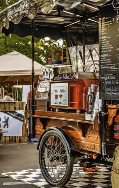 Berlin, Almanya - 28 Haziran 2019: Berlin, Kreuzberg 'de bir sokak festivalinin kenarında bisikletli tarihi mobil kafe.