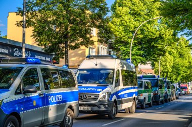Berlin, Almanya - 28 Haziran 2019 Berlin polisinin bir nargile barının önünde birkaç acil durum aracıyla operasyonu.