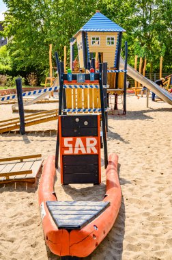 Berlin, Almanya - 11 Temmuz 2019: Tema polis ve kurtarma ekipleri ile birlikte Berlin 'deki bir halk parkında çeşitli ahşap oyun ekipmanları.