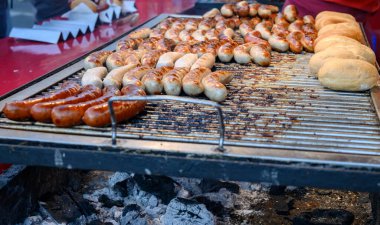 Sosislerin bir sokak festivalinde kömür üzerine hazırlandığı ızgaraya bakın..