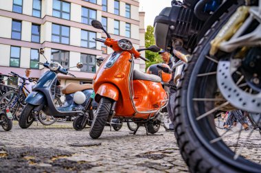 Berlin, Almanya - 28 Haziran 2019: Berlin, Almanya 'da bir sokak festivalinin kenarına renkli iki tekerlekli araçlar park etti.