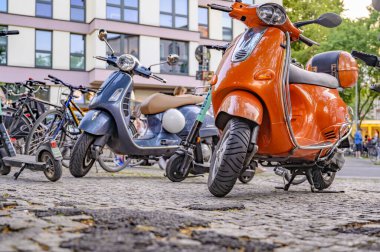 Berlin, Almanya - 28 Haziran 2019: Berlin, Almanya 'da bir sokak festivalinin kenarına renkli iki tekerlekli araçlar park etti.