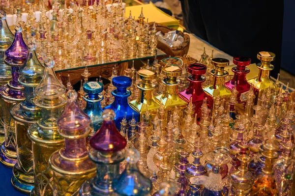 Dicht Dicht Stehen Reich Verzierte Und Farbige Parfümflakons Aus Glas — Stockfoto
