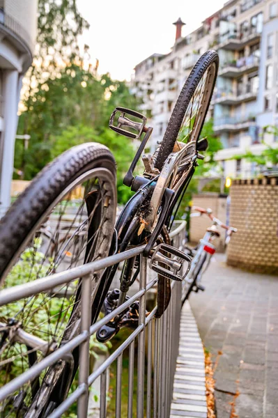 Vista Patio Trasero Berlín Donde Una Bicicleta Defectuosa Estaba Colgada — Foto de Stock