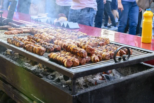 Vista Sobre Una Parrilla Que Preparan Brochetas Sobre Carbón Festival —  Fotos de Stock