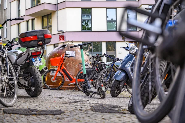 Берлин Германия Июня 2019 Года Припаркованные Красочные Двухколесные Машины Краю — стоковое фото