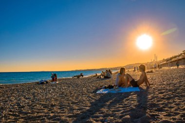 Güzel, Fransa - 3 Ekim 2018: alacakaranlıkta banyolu Nice 'in Cote d Azur sahiline bakın..