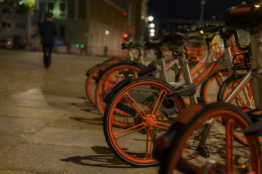 Berlin, Almanya - 3 Ağustos 2019: Berlin şehir merkezinde kiralık bisikletler. Bisikletler akşamları bir fenerin ışığında duruyorlar..